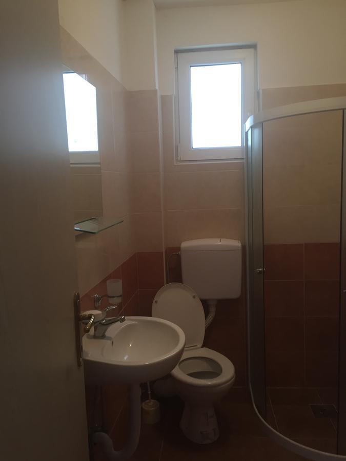 Dk Apartmani Dobra Voda Luaran gambar