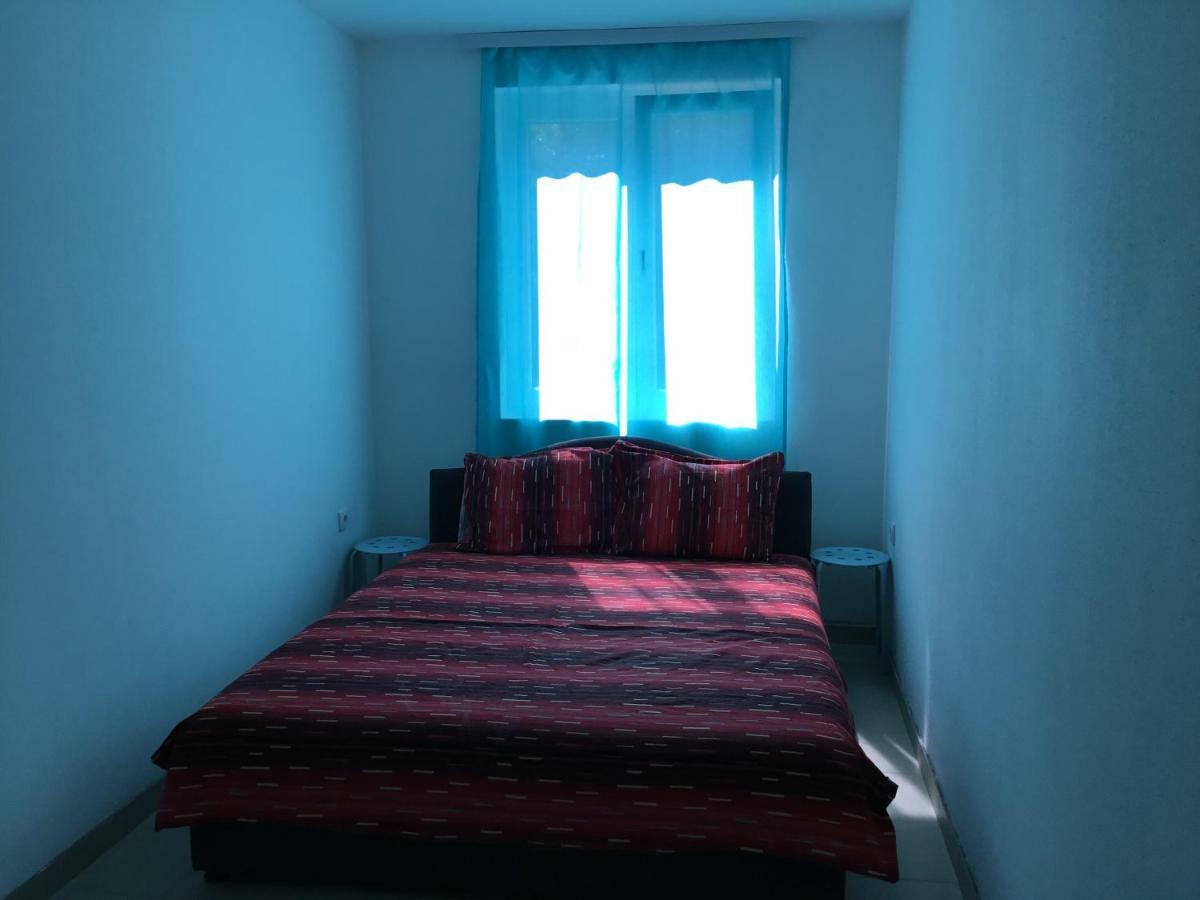 Dk Apartmani Dobra Voda Luaran gambar