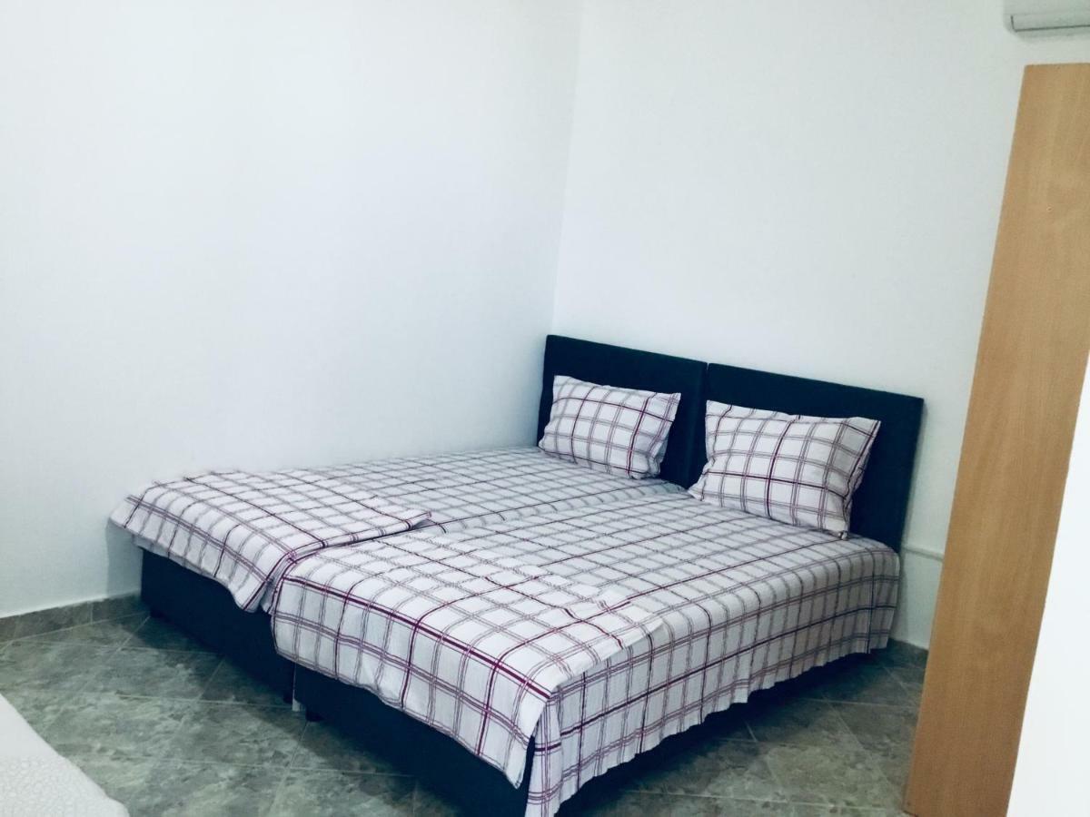 Dk Apartmani Dobra Voda Luaran gambar